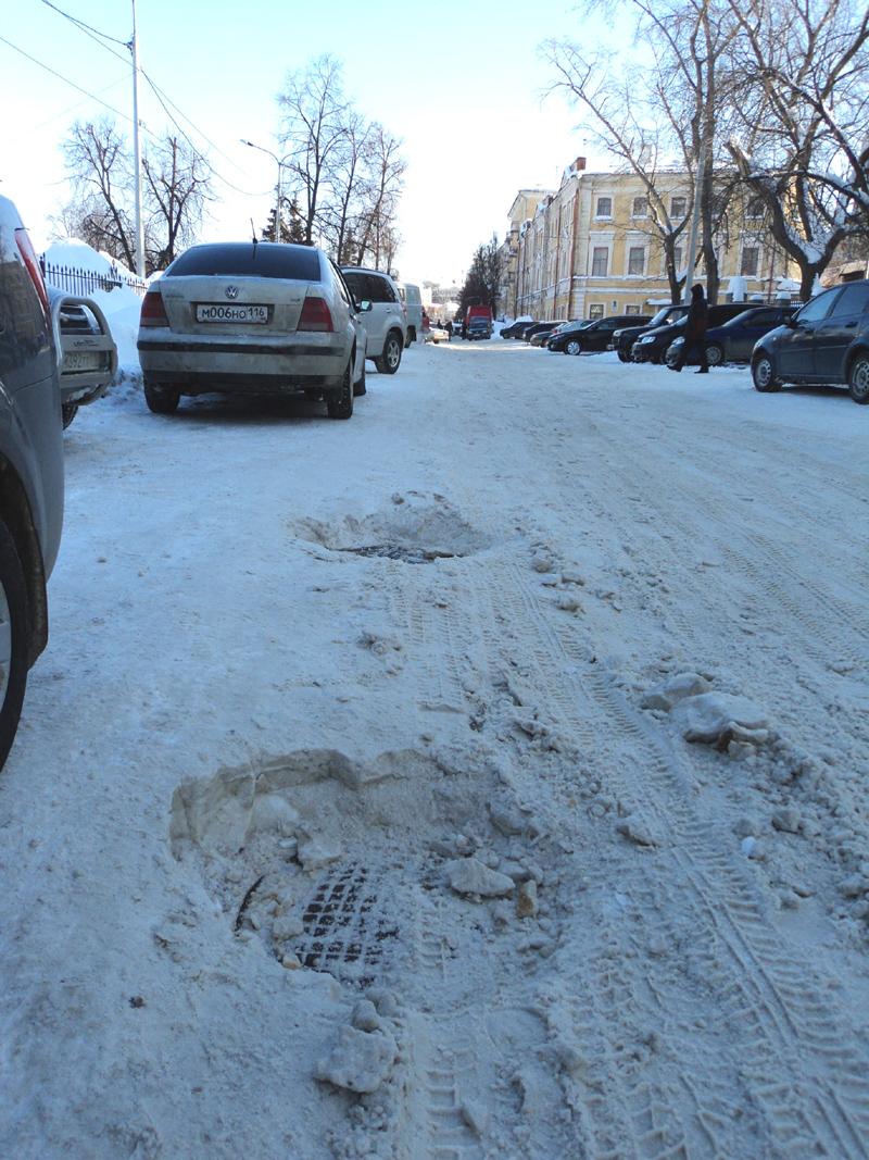 местная особенность - выгрыз снега над люками