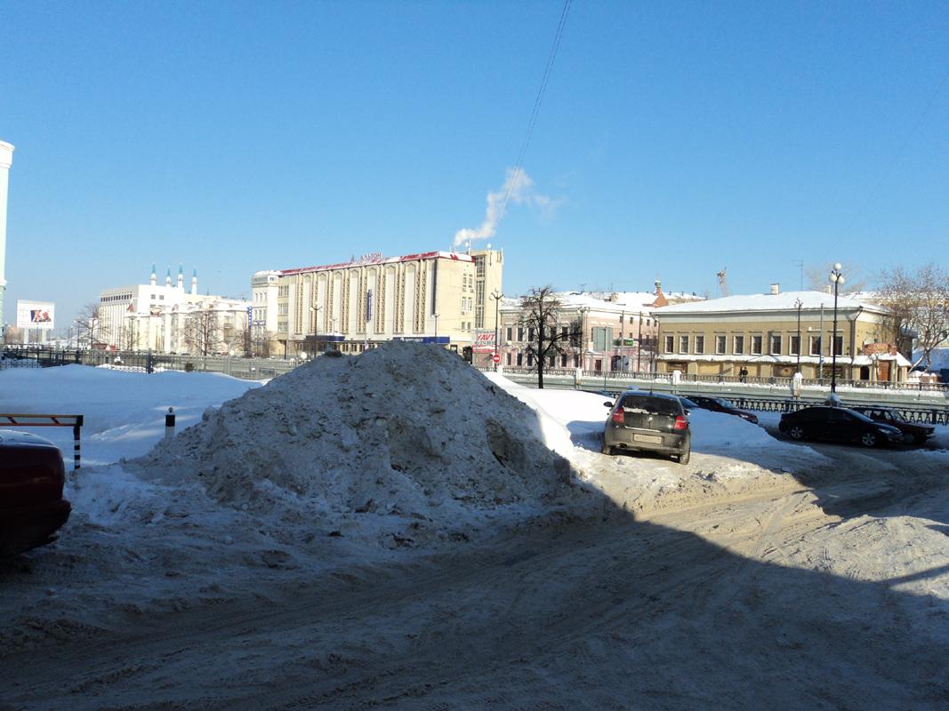 горка снега. не вывозят((