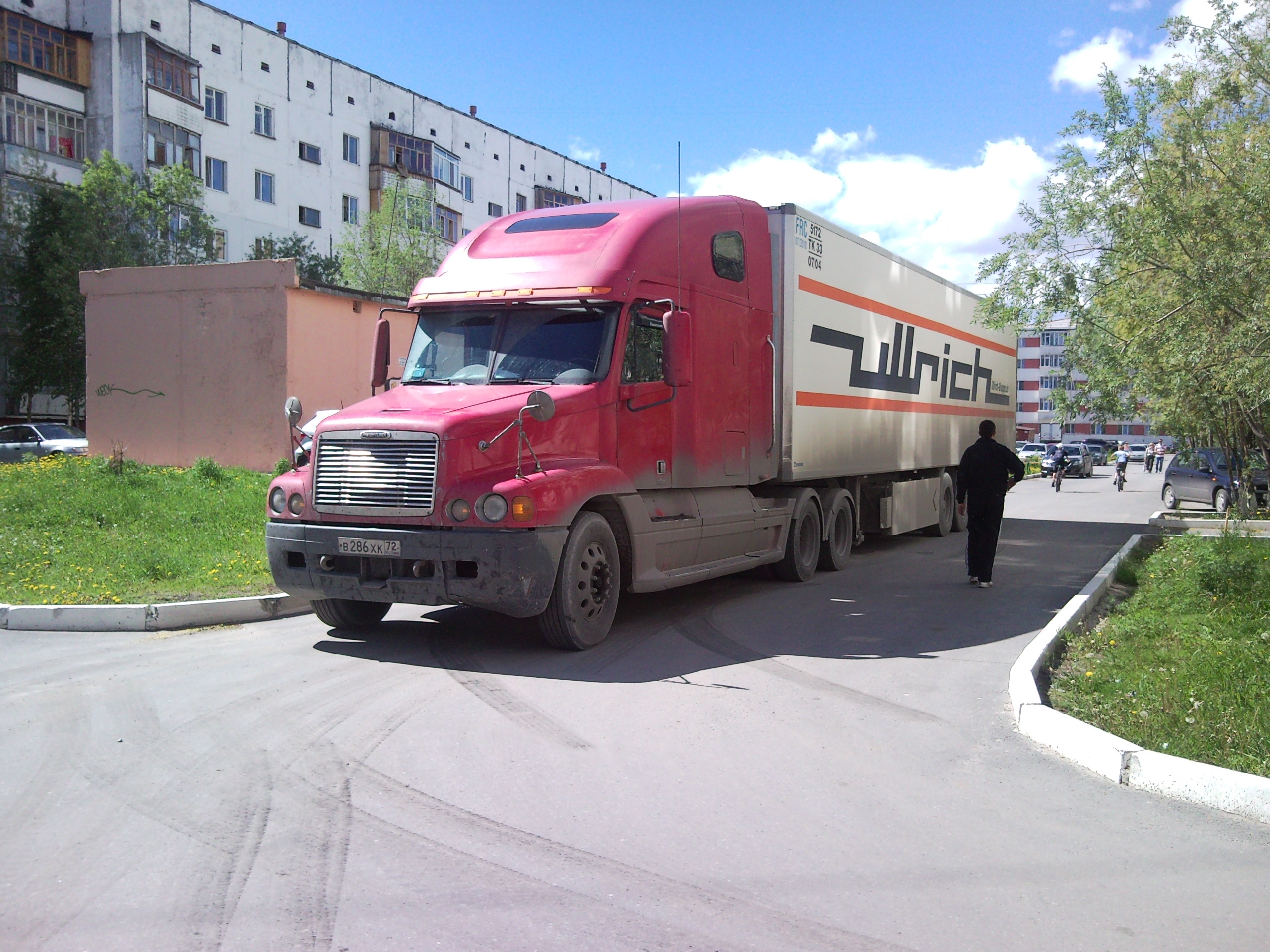 зил 130 ржавый. стоянка в жилой зоне. парковка грузовых газелей во дворе жилого. грузовик во дворе. фура паркуется.